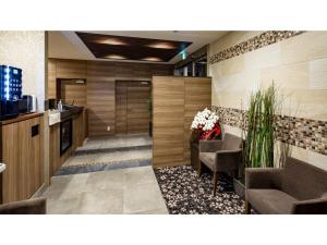 een lobby met een wachtkamer met stoelen en bloemen bij Hotel Reference Reisen - Vacation STAY 76456v in Fukuoka +15 foto's