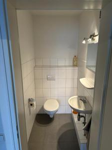 Ένα μπάνιο στο Kaiser-Rooms Dresdener Ring 3 6OG Nähe VW Werk