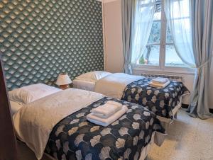 1 Schlafzimmer mit 3 Betten und einem Fenster in der Unterkunft LE CHESTER - Maison de charme en Provence avec piscine près de L'Isle-sur-la-Sorgue in Velleron