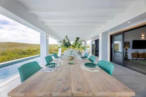 Bazén v ubytování Villa Gurbe 801 nebo v jeho okolí