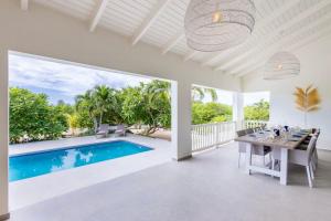 une villa avec piscine et salle à manger dans l'établissement Villa Stoney Coral 17 - Coral Estate, à Willibrordus