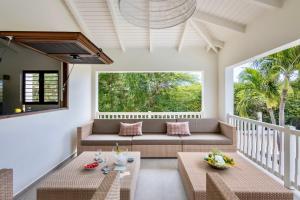 un salon avec un canapé et une table dans l'établissement Villa Stoney Coral 17 - Coral Estate, à Willibrordus