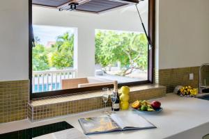 - un comptoir de cuisine avec un évier et un miroir dans l'établissement Villa Stoney Coral 17 - Coral Estate, à Willibrordus