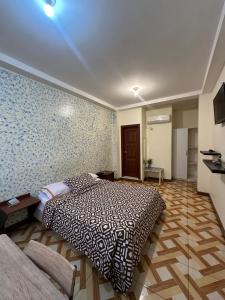 a bedroom with a bed and a wall at Hostal Shaddai in Manta +5 photos