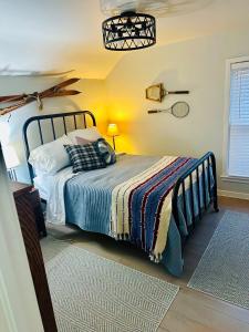 Postel nebo postele na pokoji v ubytování The Birchwood - At Twin Pines-Walk to the Lake!