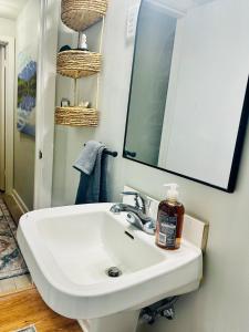 Koupelna v ubytování The Birchwood - At Twin Pines-Walk to the Lake! + 26 fotografií