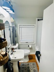 Koupelna v ubytování The Birchwood - At Twin Pines-Walk to the Lake!