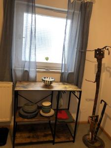 ein Tisch vor einem Fenster mit Fensterbeleuchtung in der Unterkunft Grand Central- Studio Apartment in Krummennaab + 9 Fotos