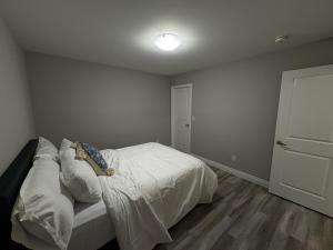 Voodi või voodid majutusasutuse Cozy Queen room with private bathroom and free parking toas