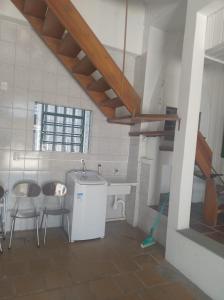 cocina con fregadero, mesa y sillas en Casa Sander Gramado, en Gramado