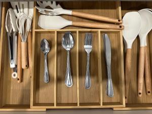 Foto sihtkohas Windsor asuva majutusasutuse Cozy Queen room with private bathroom and free parking galeriist