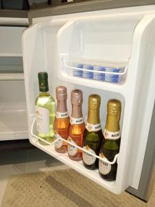 einen offenen Kühlschrank mit Flaschen Bier in der Unterkunft Lyon Vischi in Trani