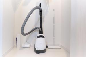 ein Staubsauger steht auf dem Boden in einem Zimmer in der Unterkunft Fontaine Kamata - Vacation STAY 79340v in Tokio