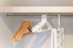 eine Gruppe von Holzutensilien, die von einem Regal hängen in der Unterkunft Fontaine Kamata - Vacation STAY 79340v in Tokio