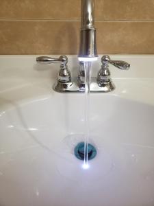 Humacao Puerto Rico house sleeps 8 في هوماكاو: بالوعة بها ماء يهرب من الصنبور +52 صورة