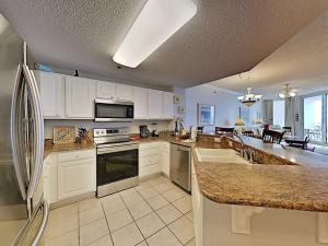 una cucina con mobili bianchi e un piano di lavoro di Palacio Unit 403 a Perdido Key