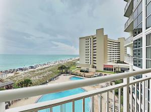 una vista della spiaggia dal balcone di un resort di Palacio Unit 403 a Perdido Key