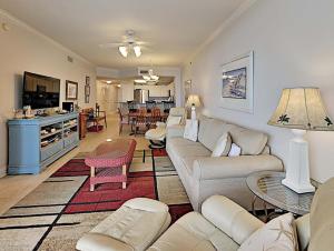 un soggiorno con un divano e un tavolo di Palacio Unit 403 a Perdido Key