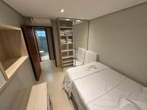 a small room with a bed and a cabinet at Impecável Cobertura em Paraíso in Luis Eduardo Magalhaes