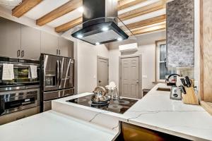 Köök või kööginurk majutusasutuses Designer 5Bed - 4Bath Home in Old City A Plus Location +34 fotot