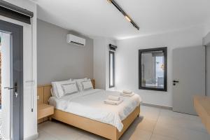 une chambre blanche avec un lit avec des serviettes dessus dans l'établissement Villa 18 by Çimentepe Residence Deluxe, à Bodrum City 32 autres photos