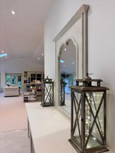 AldbourneにあるThe Baydon House Luxury Studioの部屋中の大きな鏡