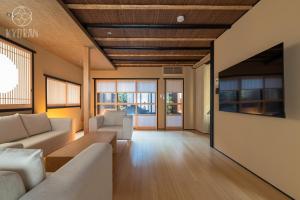 ein Wohnzimmer mit Sofa und Tisch in der Unterkunft "Jinglan-Purple Bamboo Residence" - Vacation STAY 80054v in Kyōto