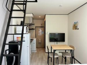 eine Küche und ein Esszimmer mit einer Leiter und einem Tisch in der Unterkunft Corpo SKR201 - Vacation STAY 20556 in Kichijōji