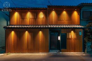 ein Gebäude mit Lichtern an der Seite in der Unterkunft "Jinglan-Purple Bamboo Residence" - Vacation STAY 80054v in Kyōto