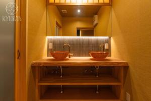 ein Badezimmer mit zwei Waschbecken und einem Spiegel in der Unterkunft Kyoran [Phantom Flower Residence] - Vacation STAY 80036v in Kyōto