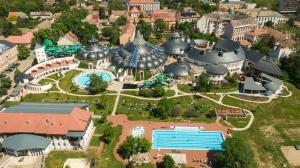 een luchtfoto van een gebouw in een stad bij Zenora Apartman in Makó +10 foto's