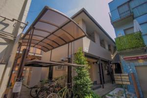 ein Gebäude mit einer Markise auf der Seite in der Unterkunft Corpo SKR201 - Vacation STAY 20556 in Kichijōji