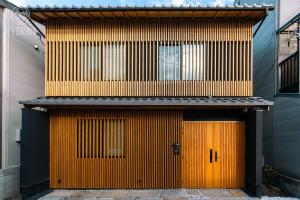 eine Gebäudefassade mit gelben Türen in der Unterkunft Jinglan [Orchid Residence] - Vacation STAY 80077v in Kyōto