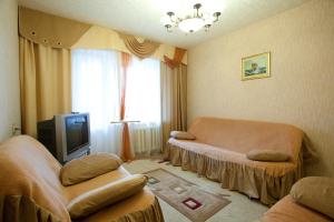 - un salon avec un canapé et une télévision dans l'établissement Apartment Srednemoskovskaya, à Voronej