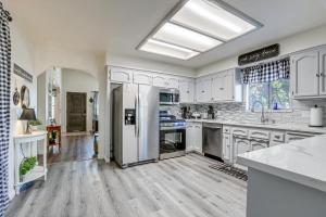 Kuchyň nebo kuchyňský kout v ubytování Pet-Friendly Yard! Home 3 Mi to Sky River Casino