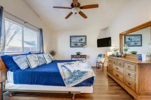 TV a/nebo společenská místnost v ubytování Pet-Friendly Yard! Home 3 Mi to Sky River Casino