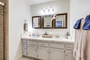 Fotografie z fotogalerie ubytování Pet-Friendly Yard! Home 3 Mi to Sky River Casino v destinaci Elk Grove + 17 fotografií