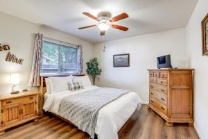 Postel nebo postele na pokoji v ubytování Pet-Friendly Yard! Home 3 Mi to Sky River Casino