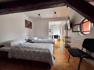 Postel nebo postele na pokoji v ubytování Noclegi U Bram Klasztoru