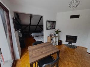 TV a/nebo společenská místnost v ubytování Noclegi U Bram Klasztoru