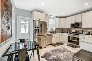 Η κουζίνα ή μικρή κουζίνα στο Outstanding Home Relaxing Rooftop with Patio & Grill