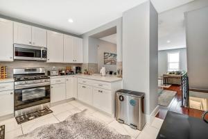 Η κουζίνα ή μικρή κουζίνα στο Outstanding Home Relaxing Rooftop with Patio & Grill