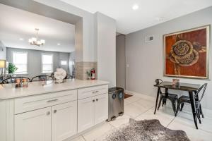 Η κουζίνα ή μικρή κουζίνα στο Outstanding Home Relaxing Rooftop with Patio & Grill