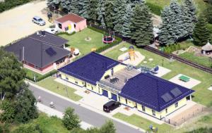 une vue sur le plafond d'une maison avec un toit bleu dans l'établissement Ferienhaus Sonnenseite-Rechts, nur 100m vom Senftenberger See, à Senftenberg