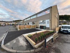 ein Gebäude mit einem Parkplatz davor in der Unterkunft Greenfield House - Keighley Eastburn in Kildwick