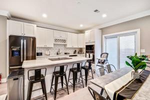 Η κουζίνα ή μικρή κουζίνα στο Exceptional Downtown Townhome with Roof Deck -4Bedroom & 3Baths