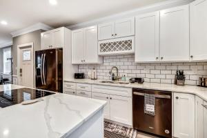 Η κουζίνα ή μικρή κουζίνα στο Exceptional Downtown Townhome with Roof Deck -4Bedroom & 3Baths