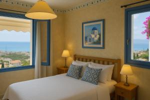 Ένα ή περισσότερα κρεβάτια σε δωμάτιο στο Korifi Suites - JR Villas Adults Only