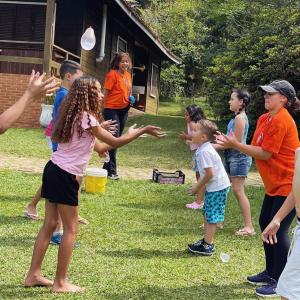 a group of children playing with a frisbee at Fazenda do Sonhos - Cotia in Cotia