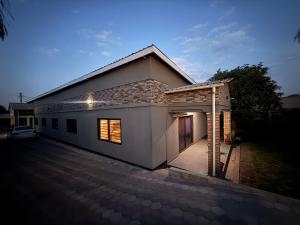 een klein huis met een oprit ervoor bij Spacious Modern 3-Bedroom Foxdale in Foxdale Estates